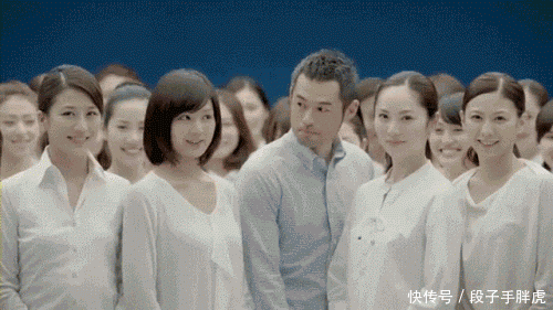 搞笑图片:女汉子摇响拖拉机