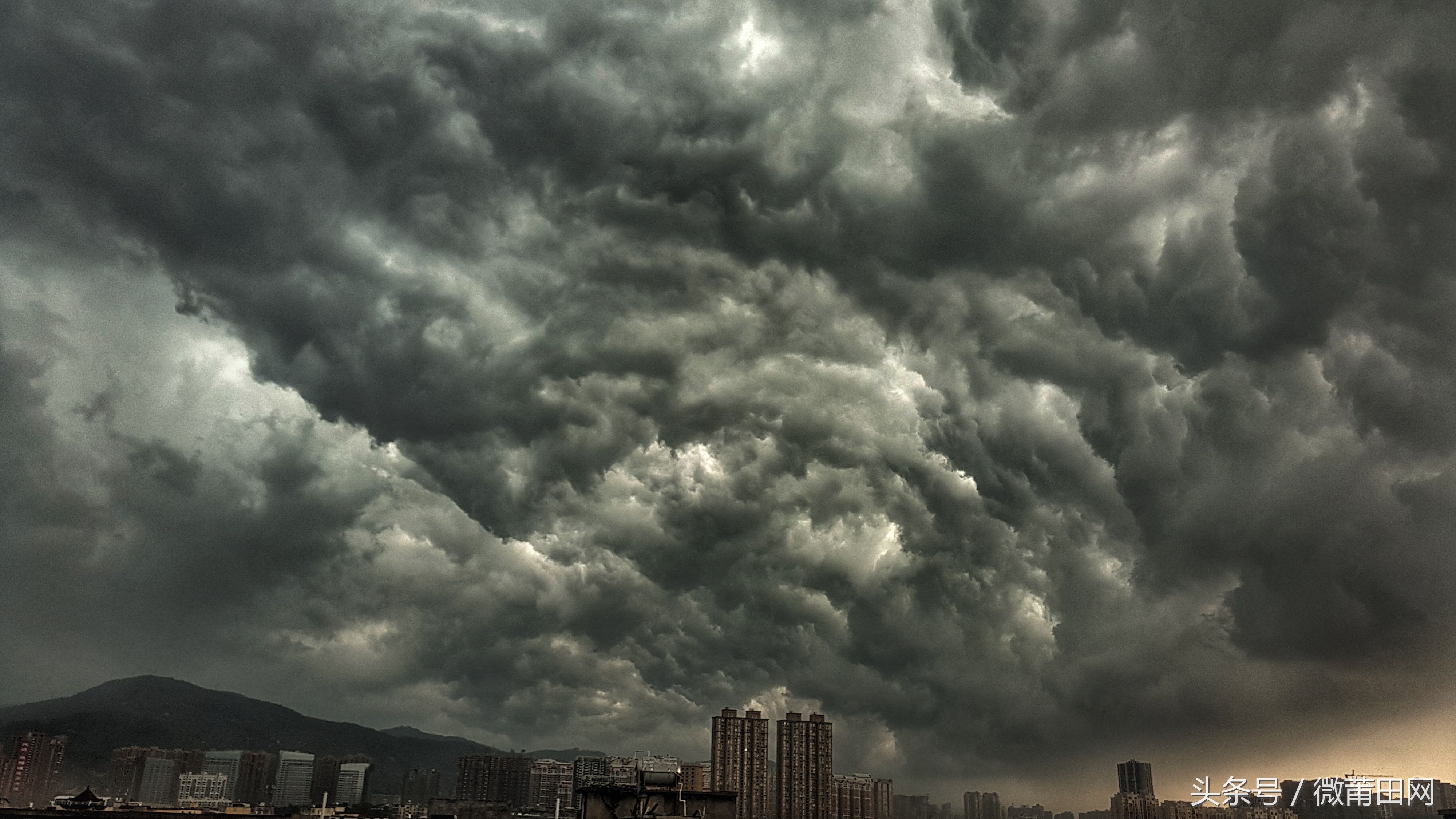 莆田暴雨来临前的天空,随手一拍都是大片,欣赏下乌云密布的样子