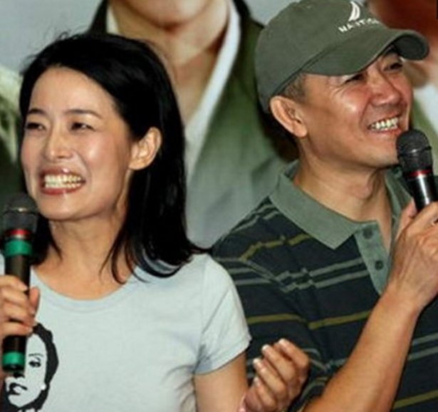 看完李幼斌的妻子,再看何政军的妻子,网友:赵政委捡了