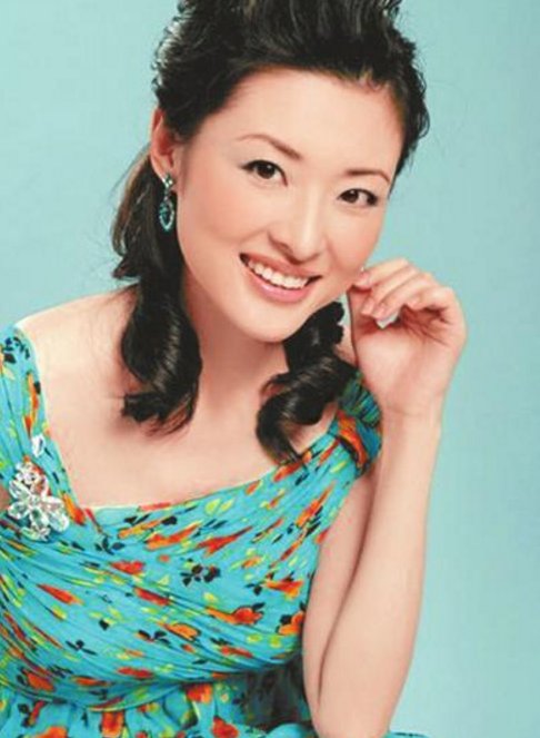 央视主持人周涛的个人生活经历,网友:祝福周涛永远幸福