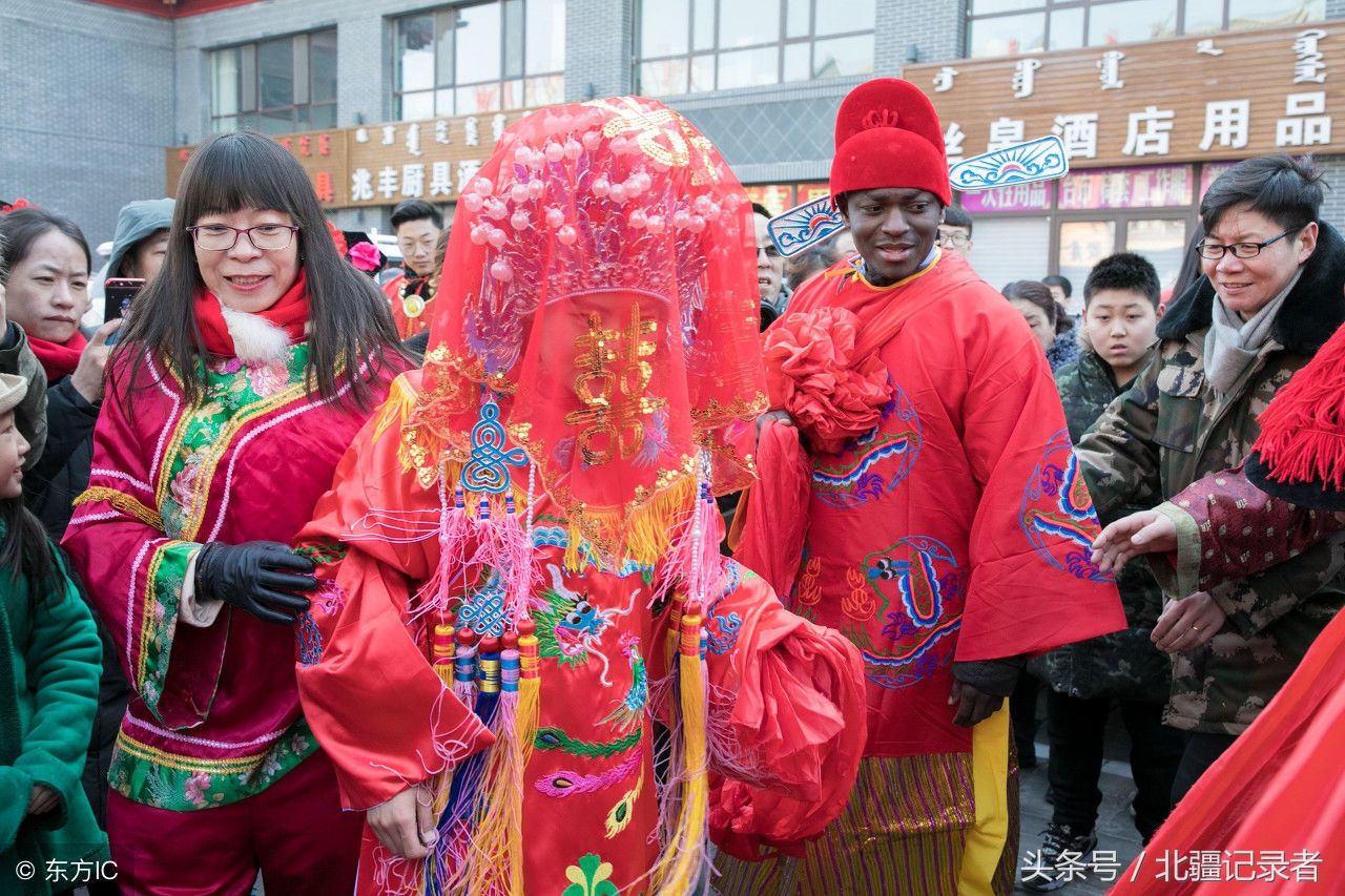洋女婿中式婚礼娶妻16个幸福瞬间,吻脚尖塞红包吃面条