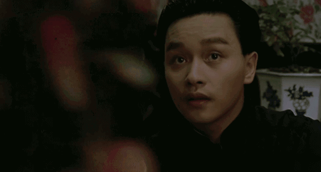 两人初遇是在一家饭店. 如花先是扮男装唱了个小曲.