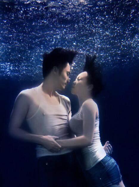 闫妮新电影在水下大秀性感身材,40多岁了身材还这么好!