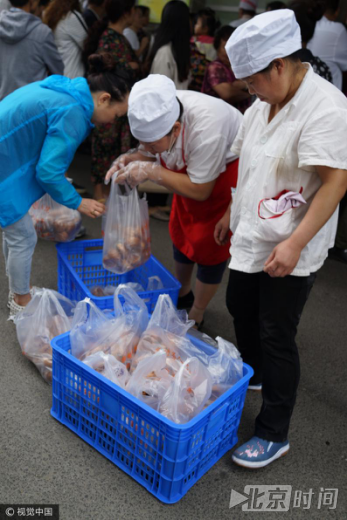 家每年只吃省医月饼,今年一人限买十斤,十斤全买了送给亲戚朋友品尝