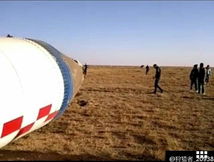 神舟火箭助推器残骸落在大草原 如此巨大