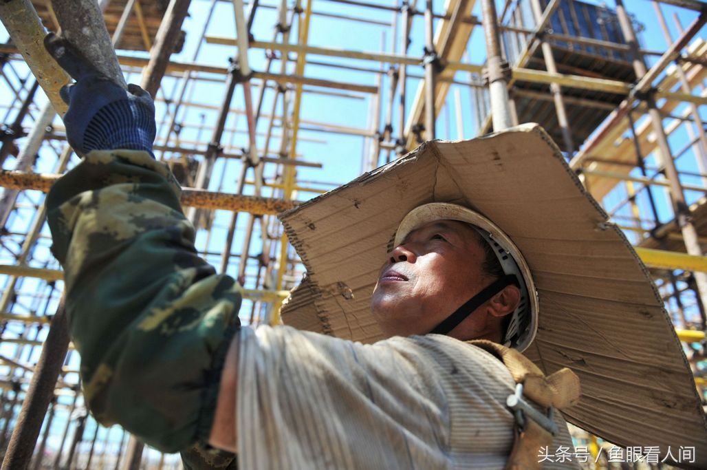 实拍高温下建筑工地农民工 汗流浃背 手中活不能停