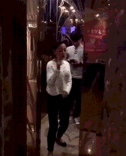 搞笑gif:用这东西吓唬女友,简直太完美