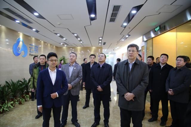 内蒙古赤峰市市长孟宪东一行同北京丰台区领导来云校考察调研工作