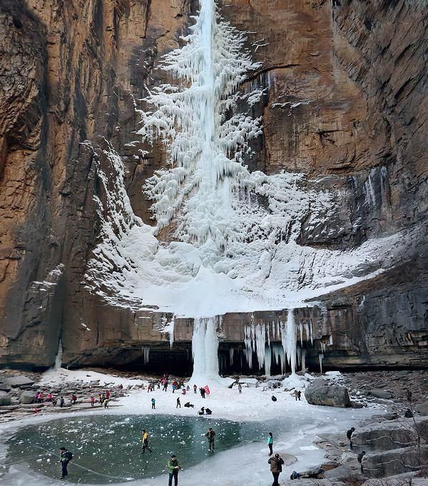 夏天的瀑布冬天冻成了冰,上百米的冰瀑,从天而降,活脱一棵巨大的圣诞