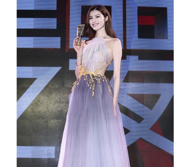 何穗穿烟灰色挂脖纱裙,真空上阵秀美背,网友:从后面一