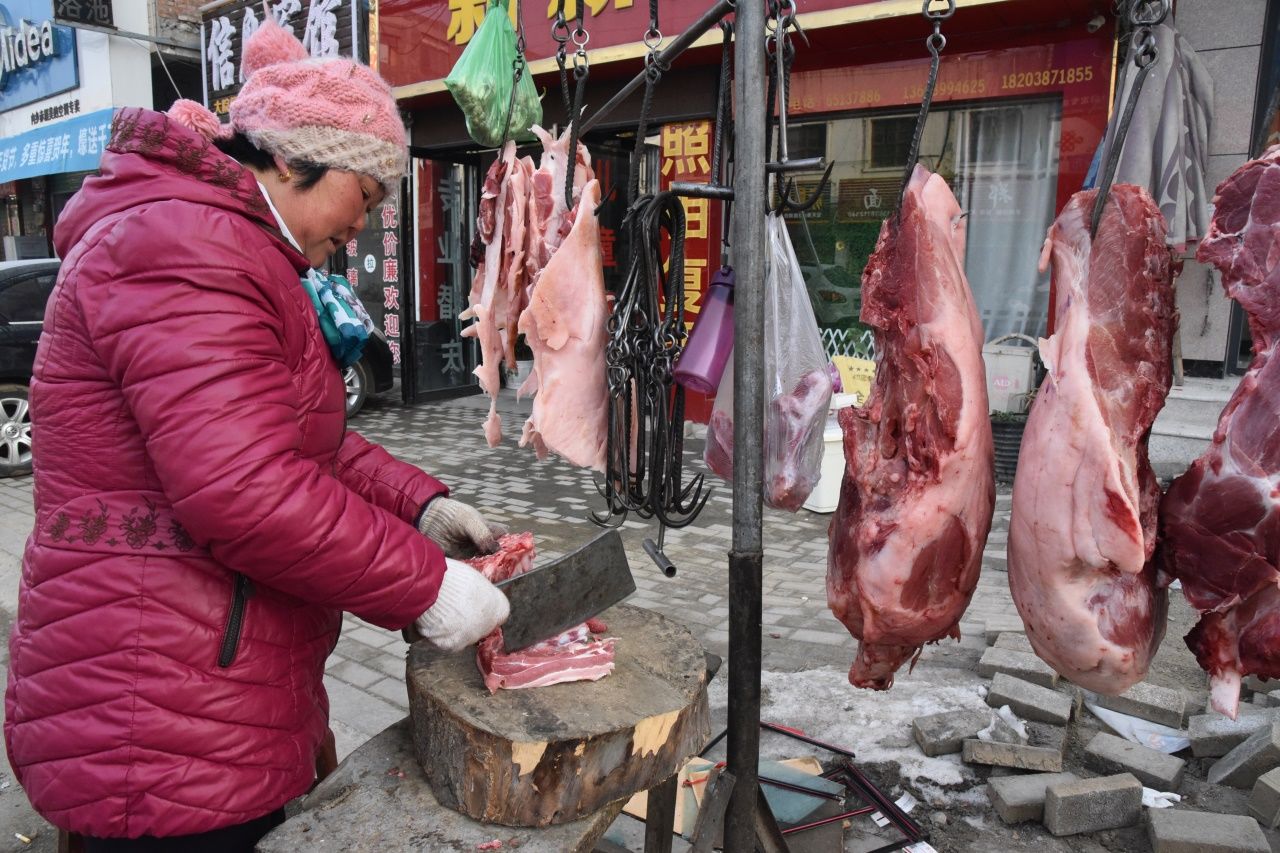 由于现在超市里卖肉多是平着放在冷柜里,很少有这样挂着卖,所以肉钩子