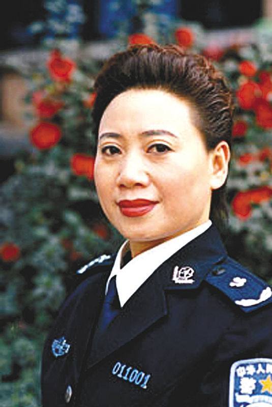 此人霸占美女警花十多年,家中水池藏了2000多万现金,后被注射死.