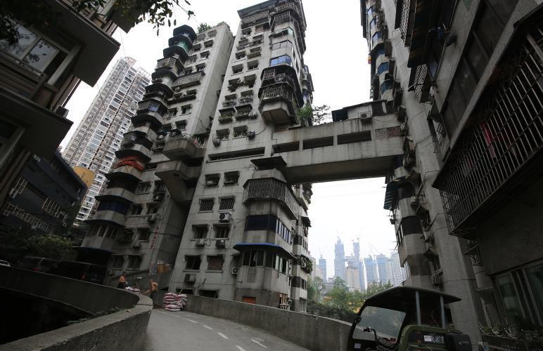 重庆24层居民楼无电梯 3个出口通往不同街道