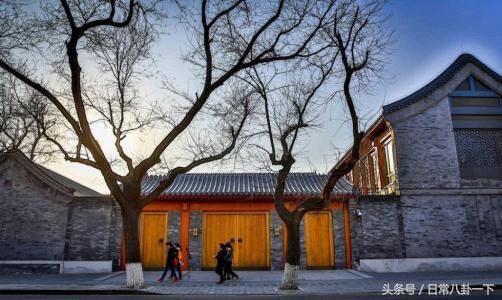 邓文迪的四合院 当然,邓文迪和21岁小男友在海滩散步的事情,就是