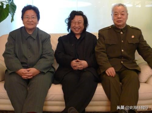 李讷和丈夫王景清合照,晚年爱书法,与丈夫如影随形常出席活动