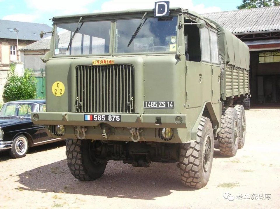 解放军炮兵部队中的法国军车 戴高乐卡车