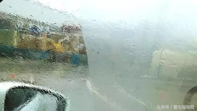 ②开窗户.缺点:下雨天开窗户雨水会进入车内.