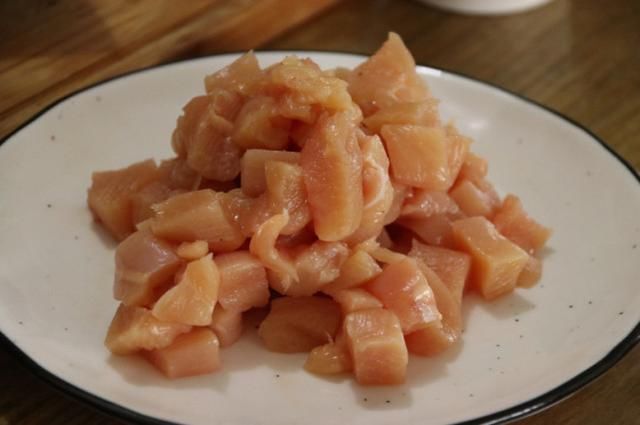 教你做一道宫廷菜宫保鸡丁,鲜嫩鸡肉搭配香脆花生,做法很快手