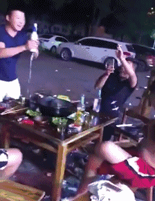 搞笑gif:兄弟你先走,接下来交给小弟给你安排的妥妥滴