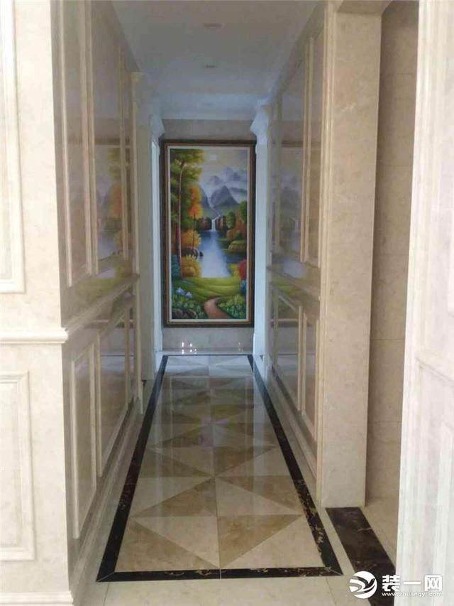 走廊尽头的挂画具有童话般的效果感.