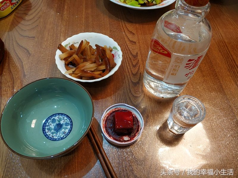 小伙吃晚饭,半斤38度白酒下了肚喝的浑身冒汗,幸福生活不过如此