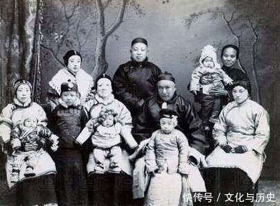 4年后29岁的张勋和16岁的曹琴结婚了,为了能够出人头地,张勋毅然决然