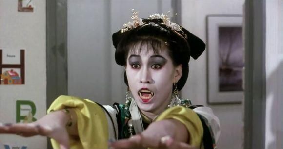 《僵尸家族》中的女僵尸,造型,表情和动作都和僵尸没有两样.