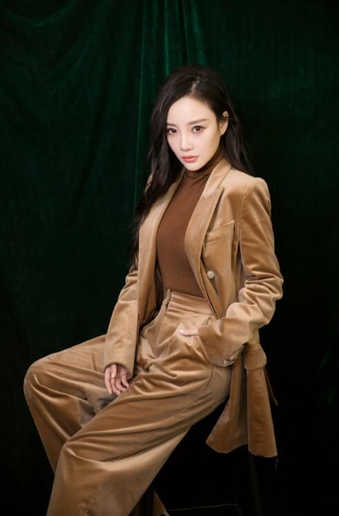 李小璐穿内衣性感秀水蛇腰,情趣西装金色若隐若现有店北美多少亚马逊站的黑色图片