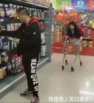 搞笑幽默的动态图gif 你这个小推车 还能推到人