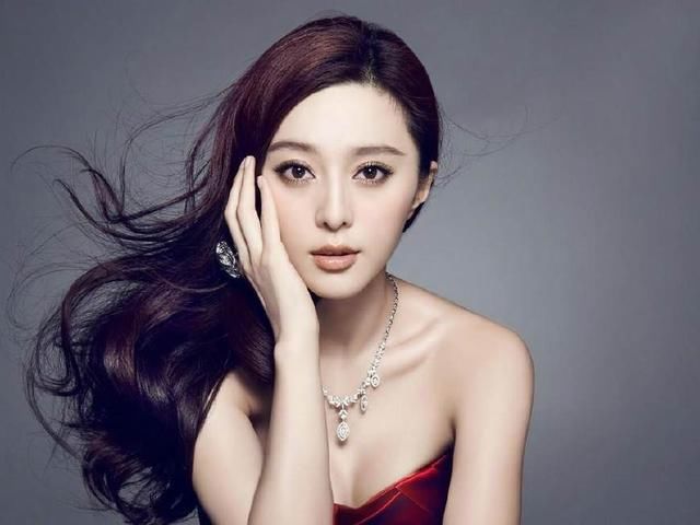 当明星成"美妆博主"?陈乔恩发爱心唇,范冰冰直播护肤!