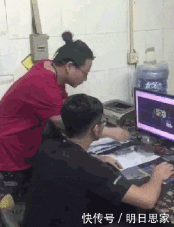 搞笑gif 小姐姐平衡感不错嘛!