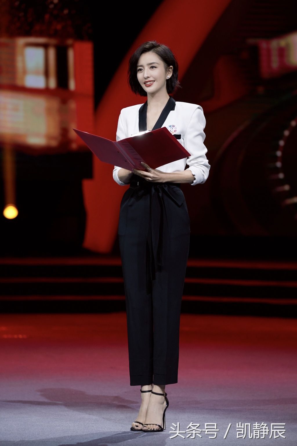佟丽娅出席某颁奖典礼,银色一字带高跟鞋和短裙搭配 展现美脚丫