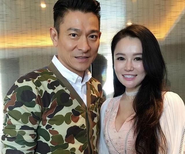 56岁刘德华和邹市明夫妇合影,第3张的亮点却引发眼尖网友热议