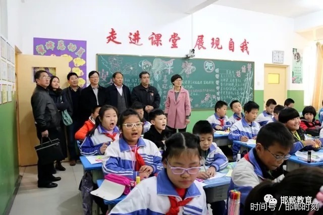 副所长赵清海一行首先来到邯郸市网络教研信息中心观看市教科所教研员