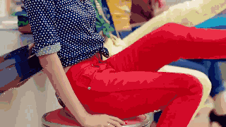 动图来源于:giphy 爱美女性爱跷二郎腿,因为这种坐姿可以拉伸腿部