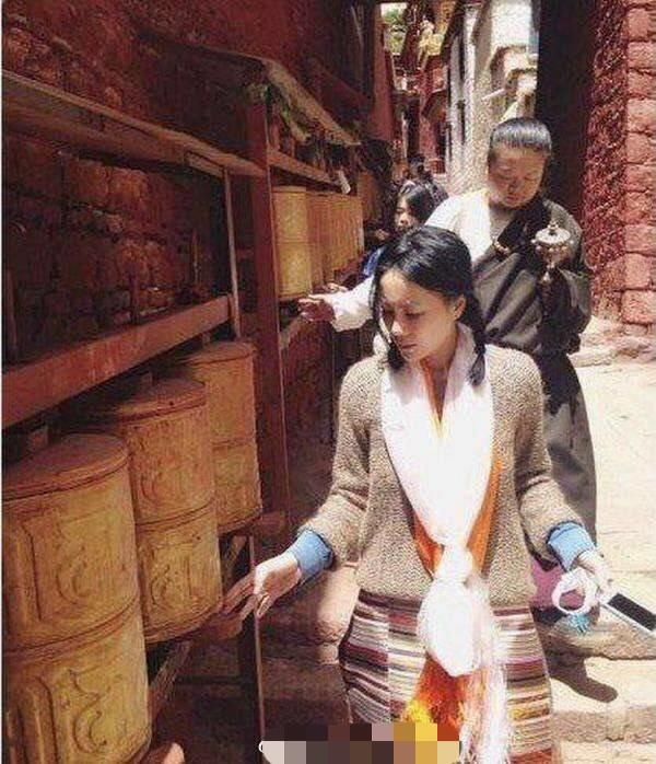 对于王菲来说,佛教是她的信仰,经常会到西藏去转转经筒,因此被传出是