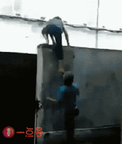 【4】看啥看,没见过精神病人出逃吗?