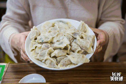手擀面皮,饺子皮的周边比中间稍微薄一些,这样包出的饺子边会和中间一
