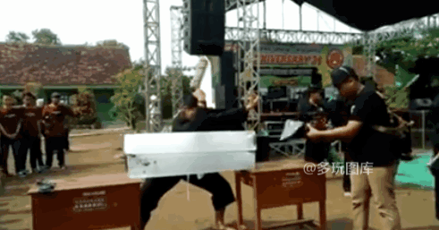 但直接把别人撞翻车了,估计自己也要摊上麻烦吧 全球搞笑gif:北冥有鱼