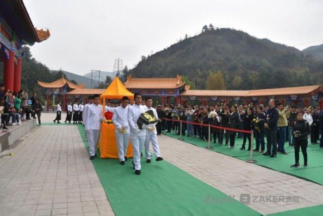 六盘水市举行节地生态葬,13 名逝者骨灰集体葬树下