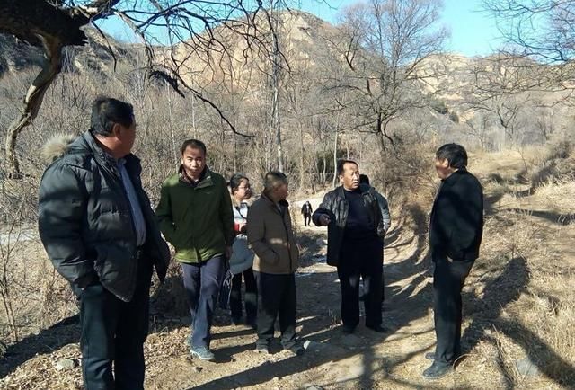 扶贫组在黄土村委召开了座谈会,住建局局长董新友对扶贫工作进行安排