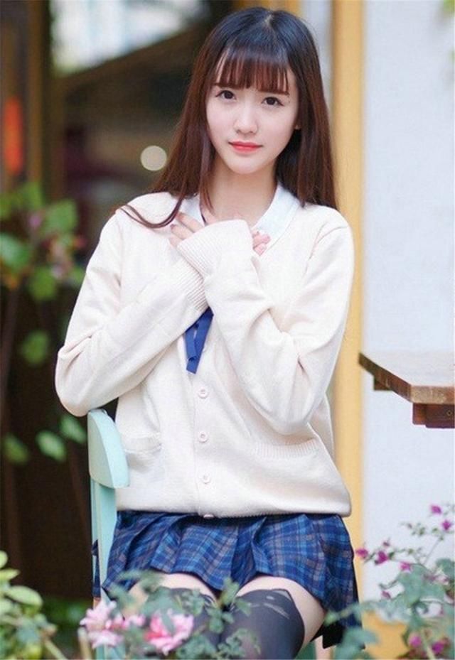清纯秀气美女穿校服黑丝袜优雅唯美写真