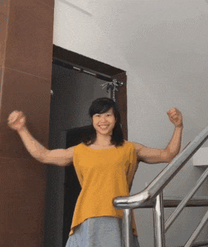 搞笑gif:妹子你这裙子也太薄了吧,一会下雨就尴尬了呀