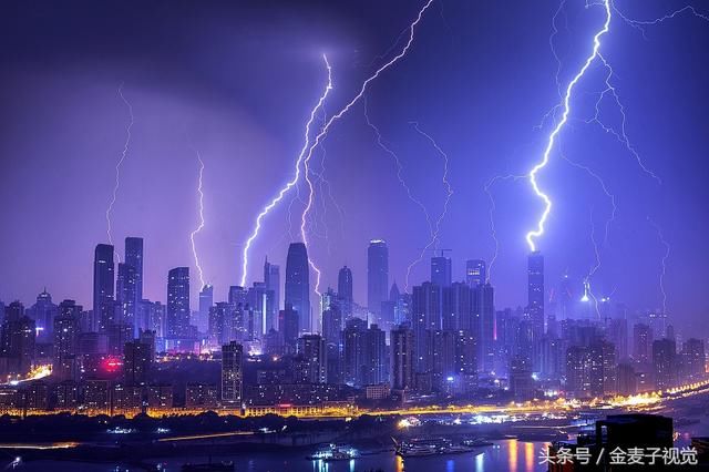 重庆:清明时节雨纷纷 雷雨交加陡降温