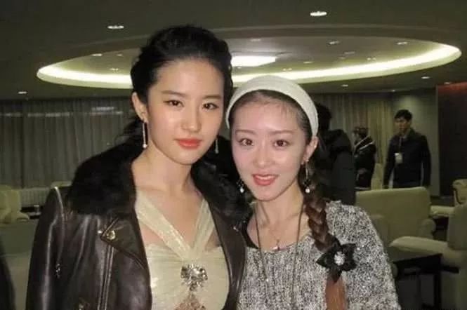 明星和路人的合照:刘亦菲胜在气质,陈伟霆太有型,热巴