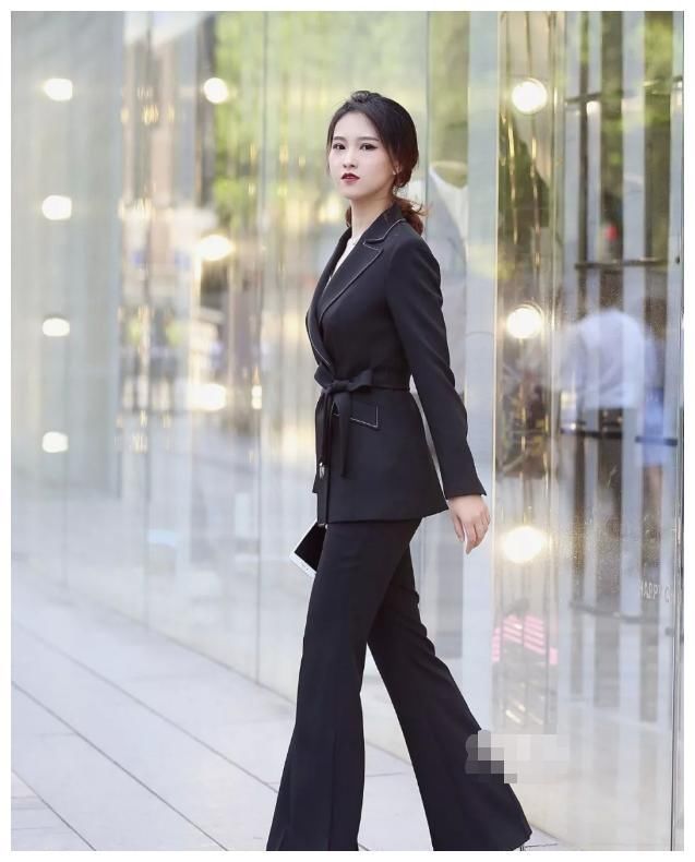 黑色的修身职业装,很有气质,有种职场女强人的风范