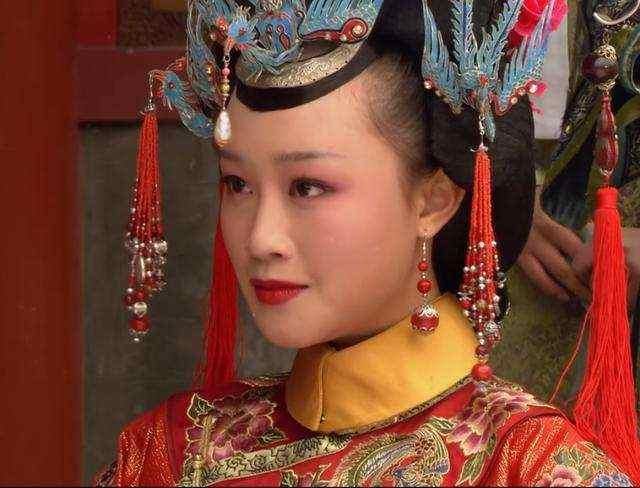 甄嬛传三人大婚:孟静娴金步摇,浣碧满头点翠,而她却像