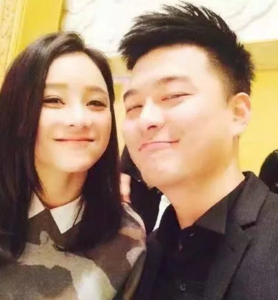 张戈对袁姗姗照顾无微不至感动欣然,胡静却道出二人未