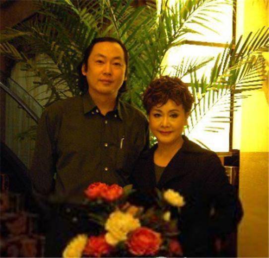 72岁李谷一全家近照曝光,二婚丈夫年轻的犹如她儿子,女儿漂亮