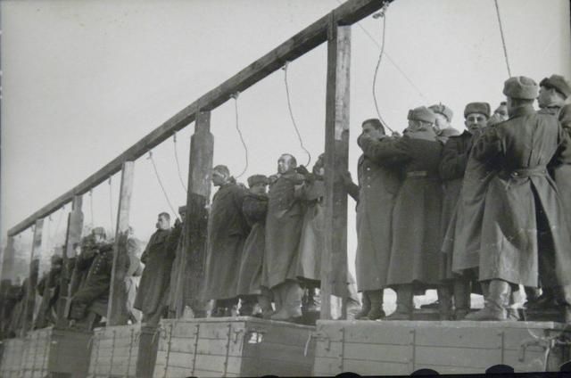 苏联将德军战犯集体绞死